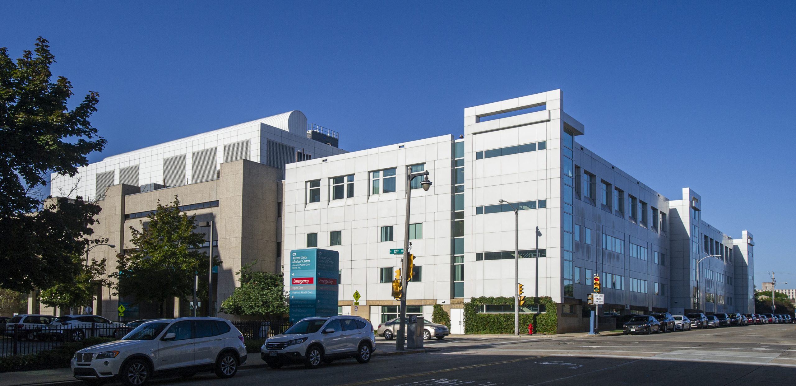 aurora-sinai-medical-center exterior