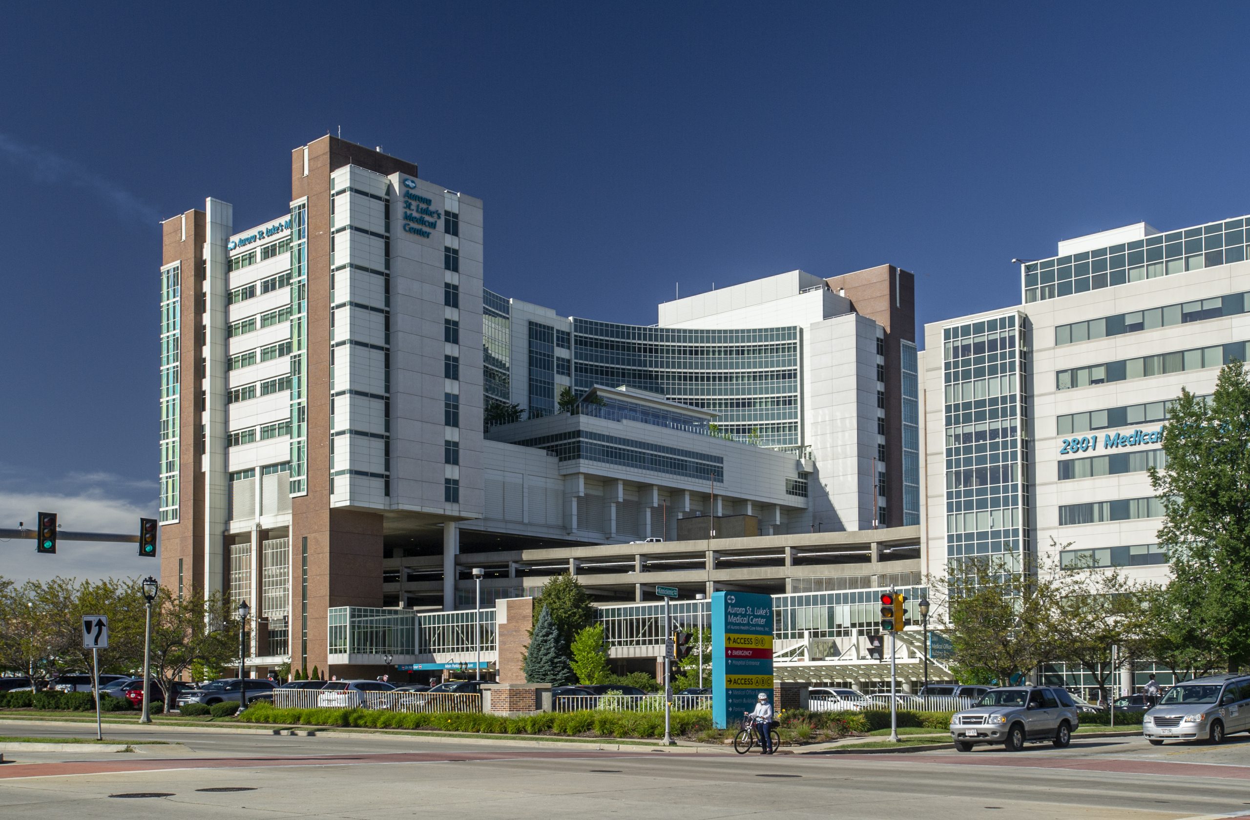 aurora-st-luke’s-medical-center exterior